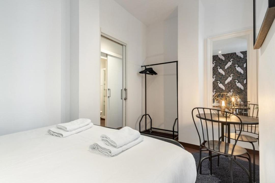 2 Bedrooms 2 Bathrooms Furnished - Malasana - Bright Stylish - Mintystay Мадрид Екстериор снимка