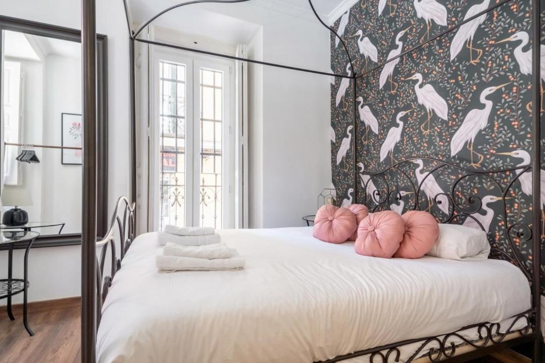 2 Bedrooms 2 Bathrooms Furnished - Malasana - Bright Stylish - Mintystay Мадрид Екстериор снимка